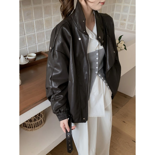 Damen Oversize Bikerjacke aus veganem Leder mit hohem Stehkragen und dekorativen Druckknöpfen Shop Nory