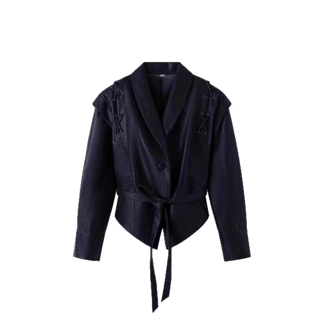 Damen kurzgeschnittene Kunstlederjacke mit Schalkragen, Schnürdetails an Schultern und Taillengürtel Shop Nory