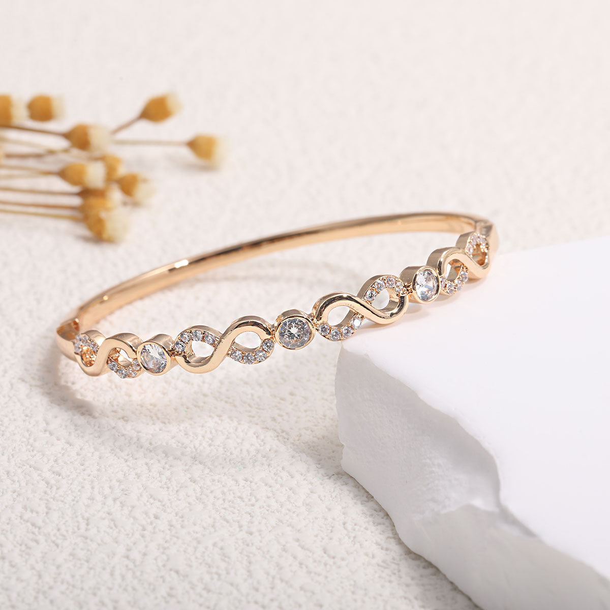 Damen Armreif mit kunstvollem Unendlichkeitssymbol und funkelnden Zirkonia Shop Nory