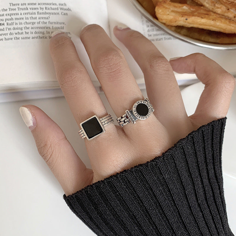 Damenring mit kunstvollem Design und rundem Onyx Shop Nory