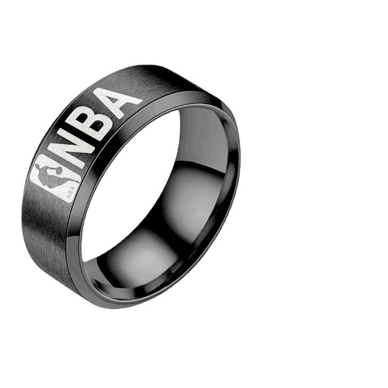 Herren Ring mit initialisiertem NBA-Motiv und eleganter Oberflächenstruktur Shop Nory