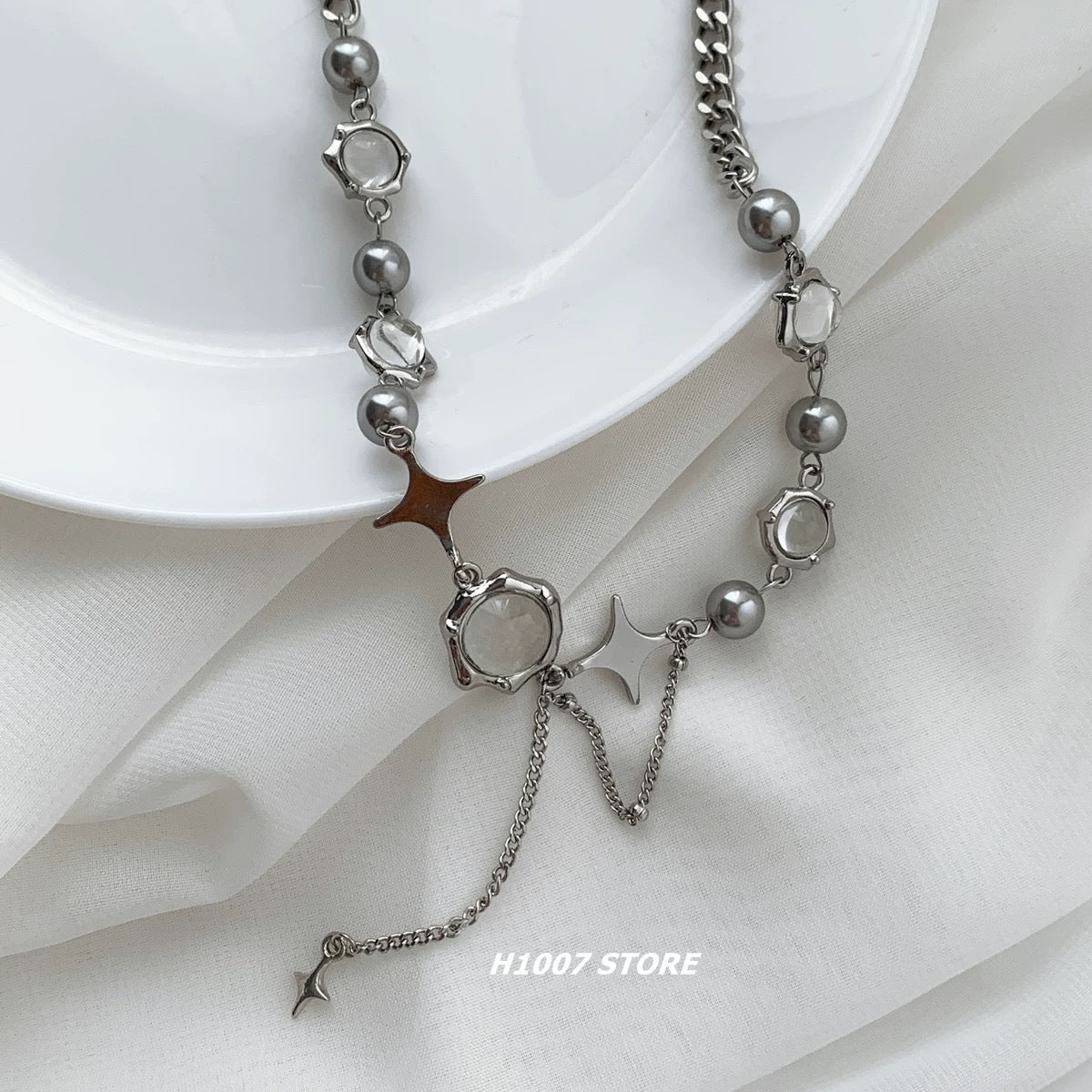 Damen Halskette mit funkelnden Perlen und eleganten Sternanhängern Shop Nory