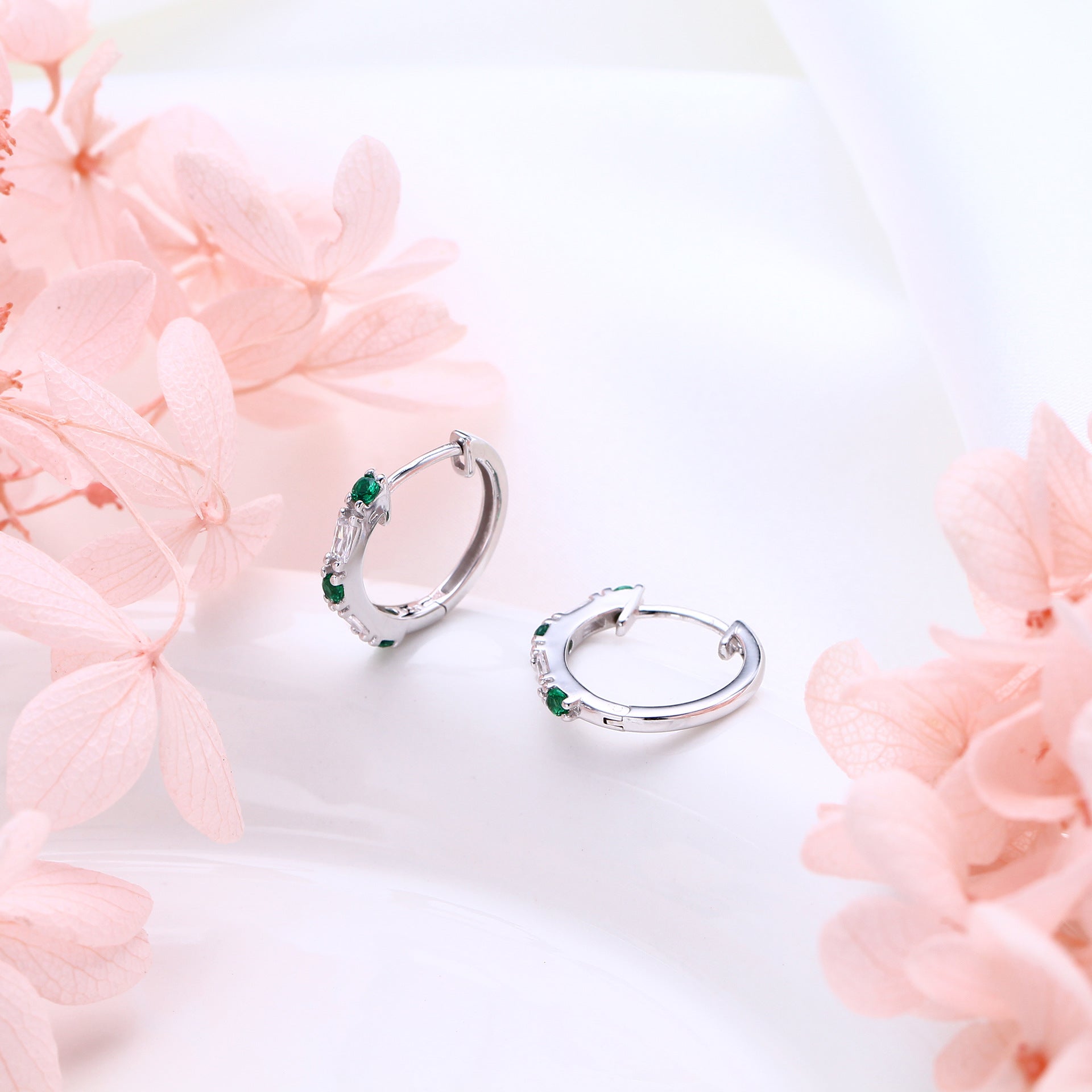 Damen Creolen mit funkelnden Zirkoninsätzen aus 925 Sterling Silber Shop Nory
