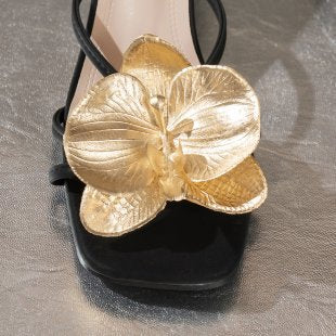 Damen elegante Riemensandaletten mit floralen Applikationen und glänzenden Goldakzenten