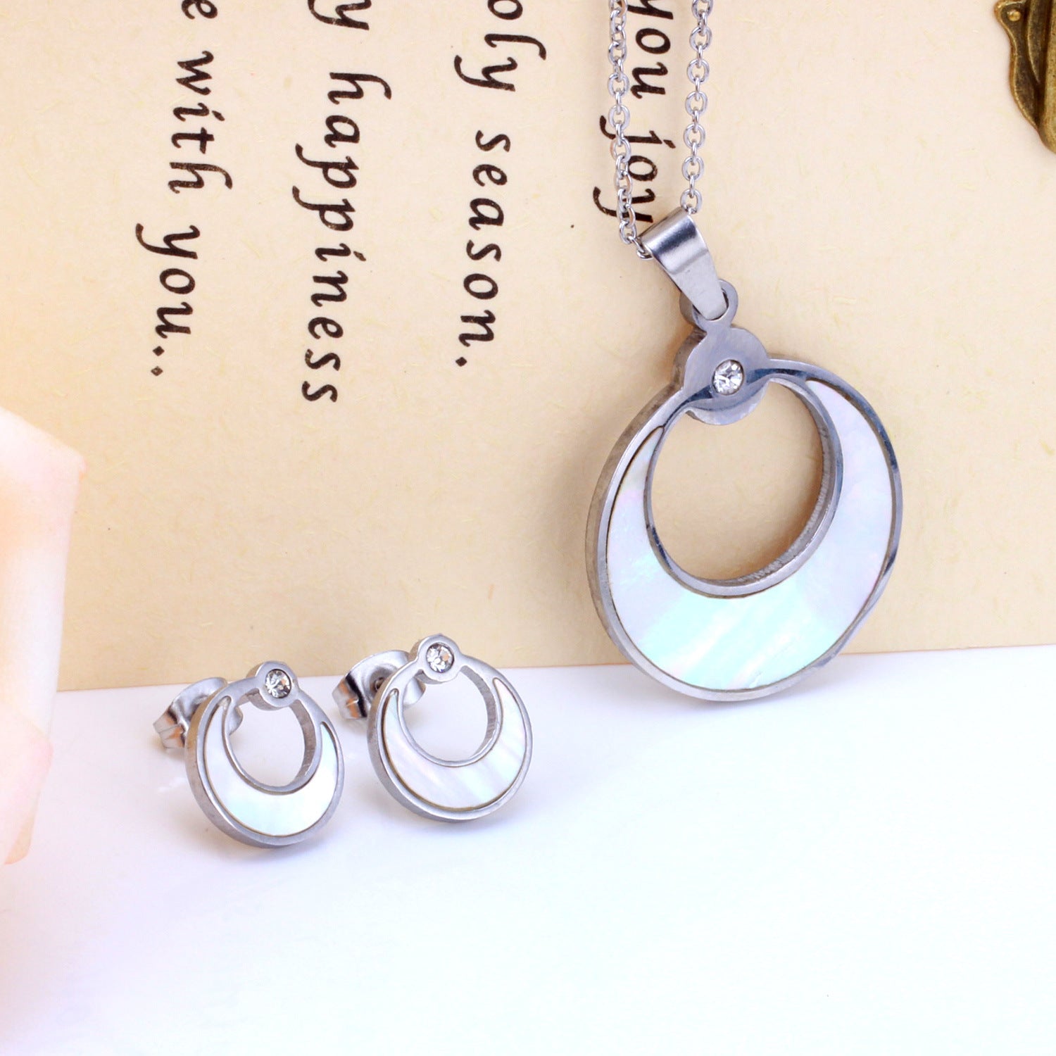 Damen Schmuckset mit eleganten Anhängern aus antiallergischem Edelstahl und funkelnden Zirkonia Shop Nory