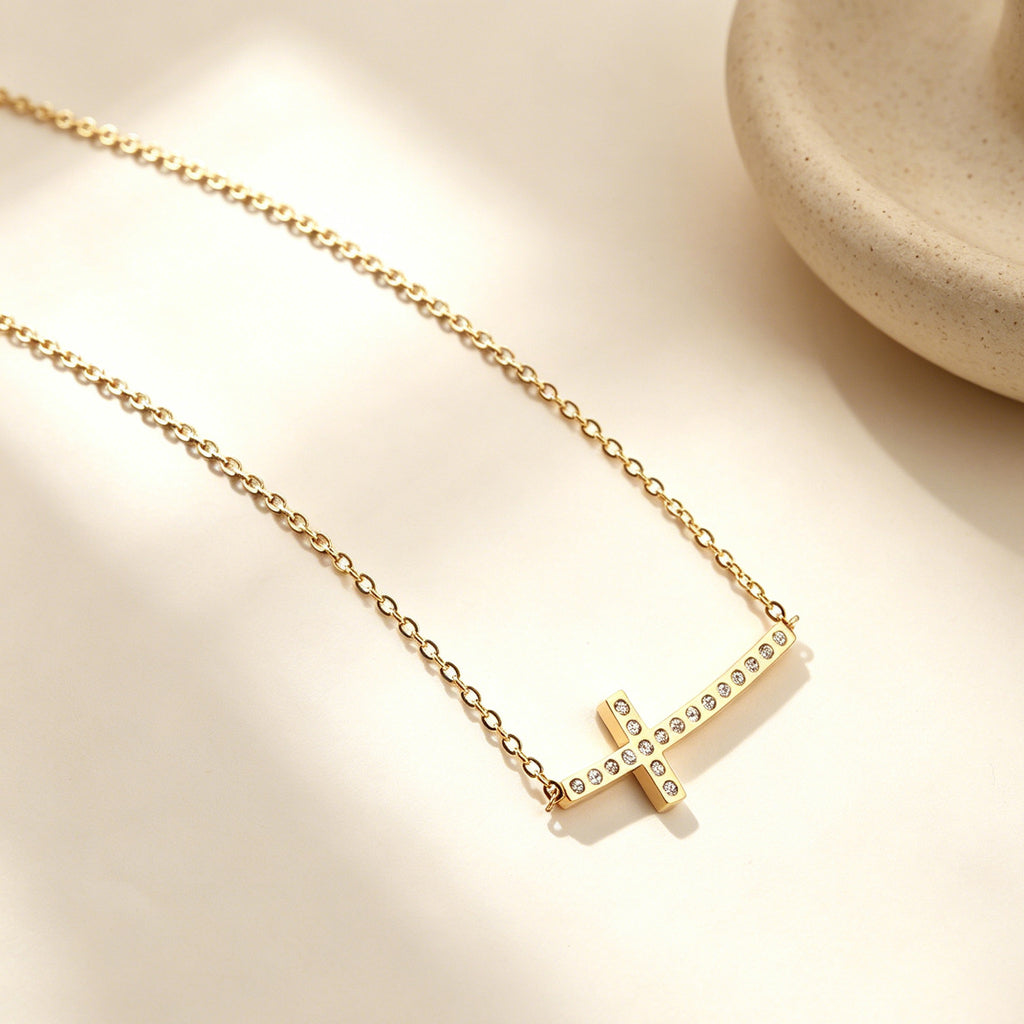 Damen Halskette mit funkelndem Kreuzanhänger aus Edelstahl und 14k Goldbeschichtung Shop Nory