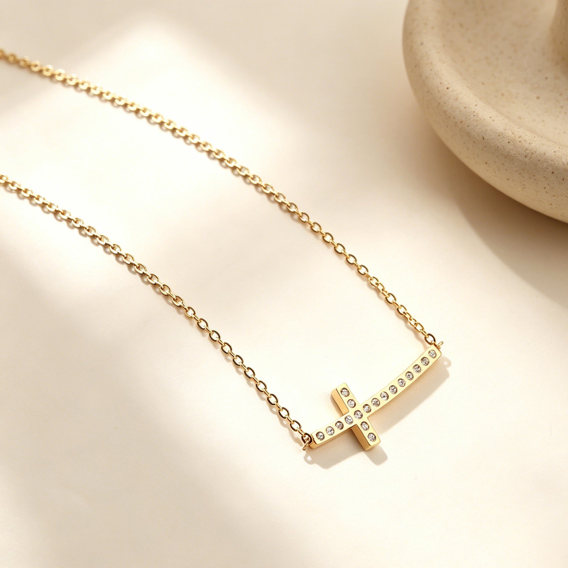 Damen Halskette mit funkelndem Kreuzanhänger aus Edelstahl und 14k Goldbeschichtung Shop Nory