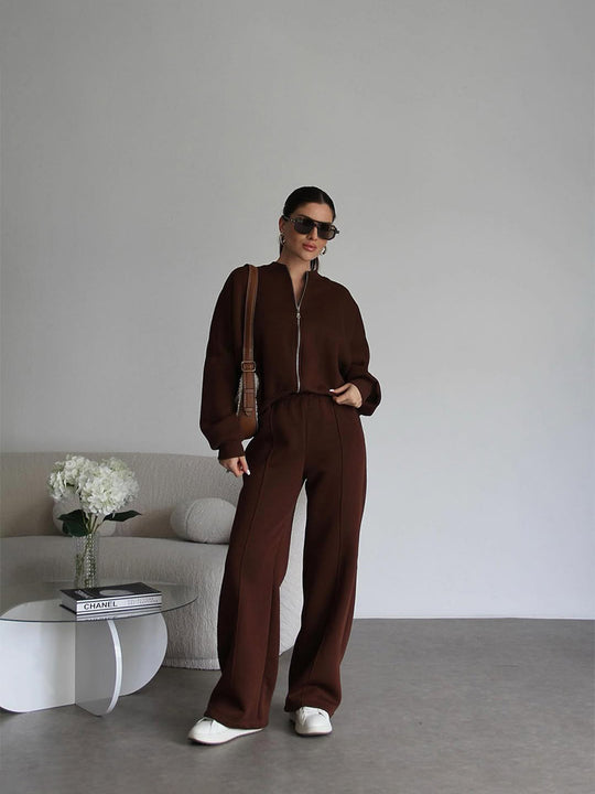 Damen sportive Oversize-Fleecejacke mit diagonaler Reißverschluss-Optik und weit geschnittener High-Waist-Jogginghose Shop Nory