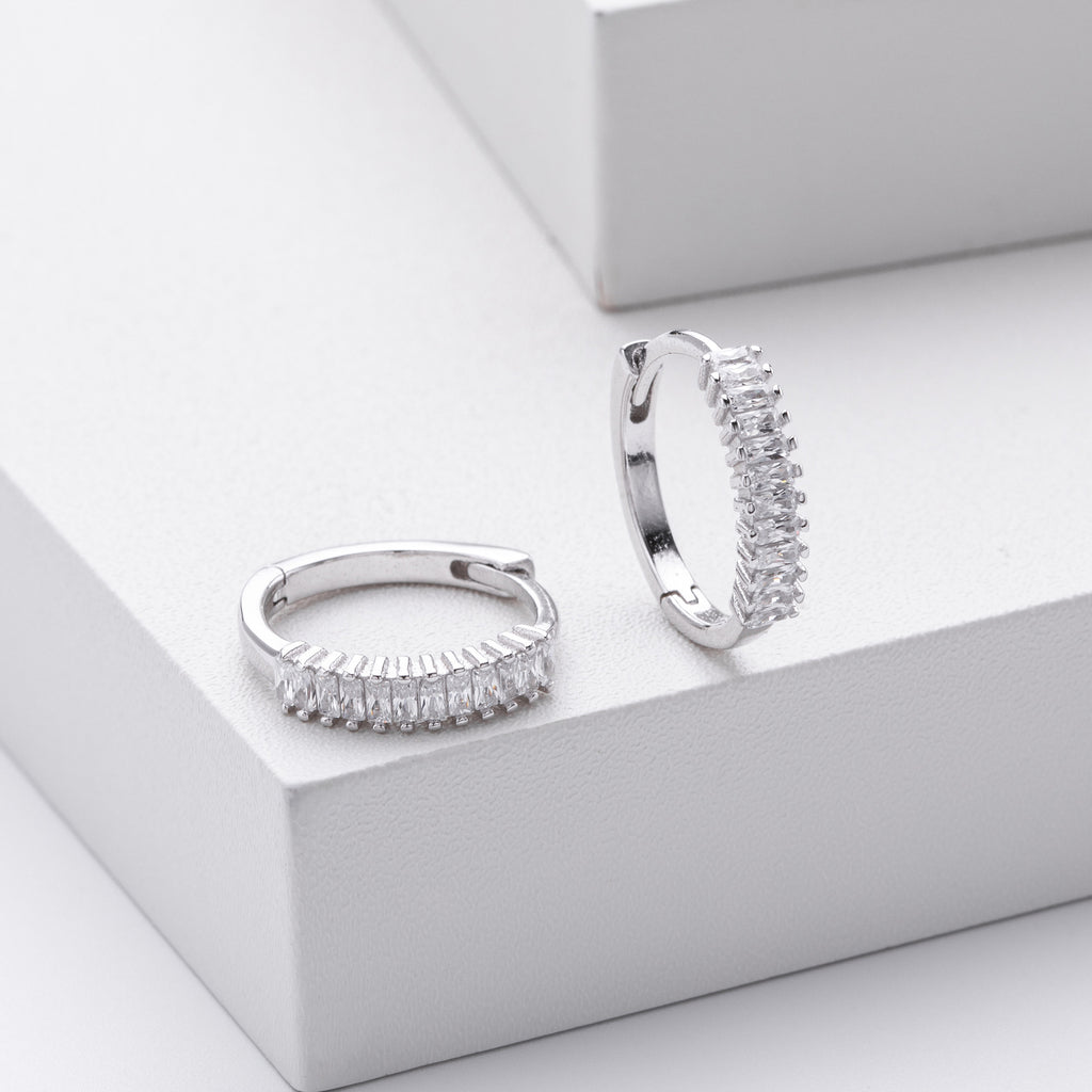 Damen Creolen mit funkelnden Zirkonsteinen und hochwertiger 925 Sterlingsilberfassung Shop Nory