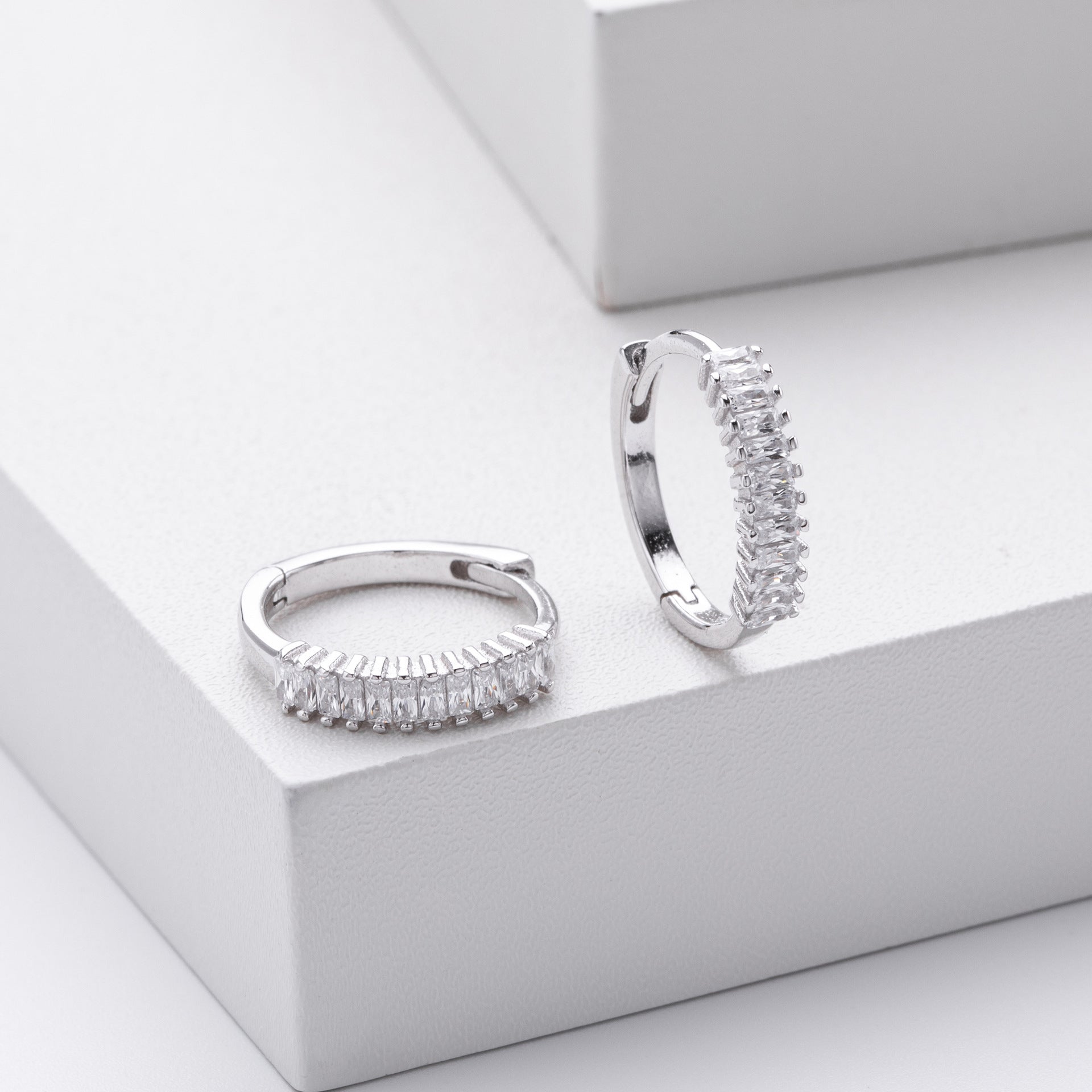 Damen Creolen mit funkelnden Zirkonsteinen und hochwertiger 925 Sterlingsilberfassung Shop Nory
