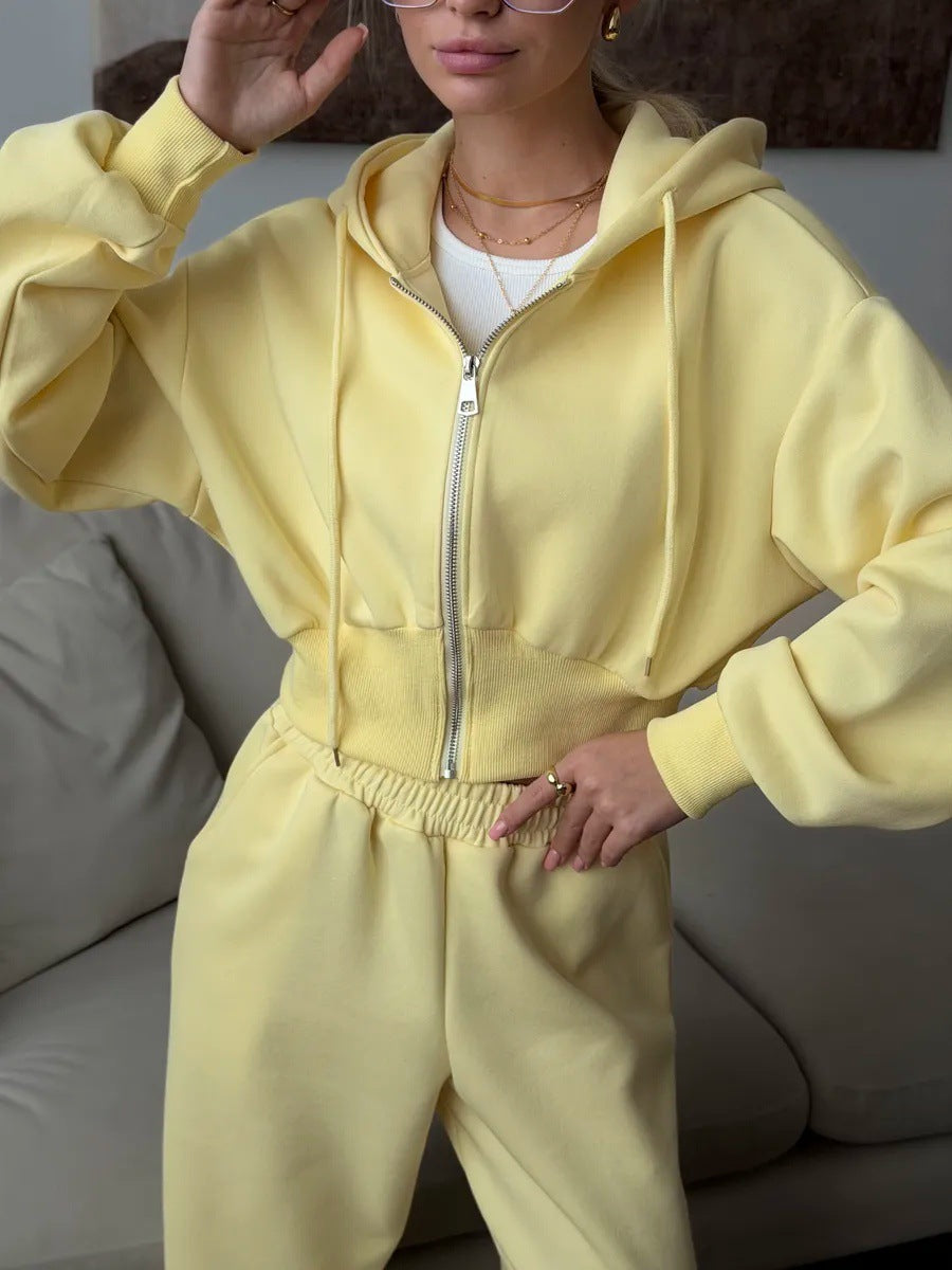 Damen gekürztes Reißverschluss-Hoodie mit Kapuze und hochgeschnittene Relax-Jogginghose mit elastischem Bund Shop Nory
