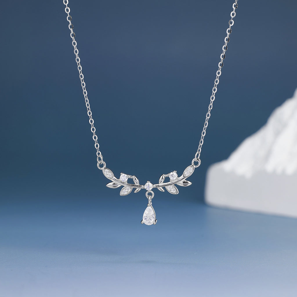Damen Halskette mit filigranem Blattdesign und funkelnden Zirkonia Shop Nory