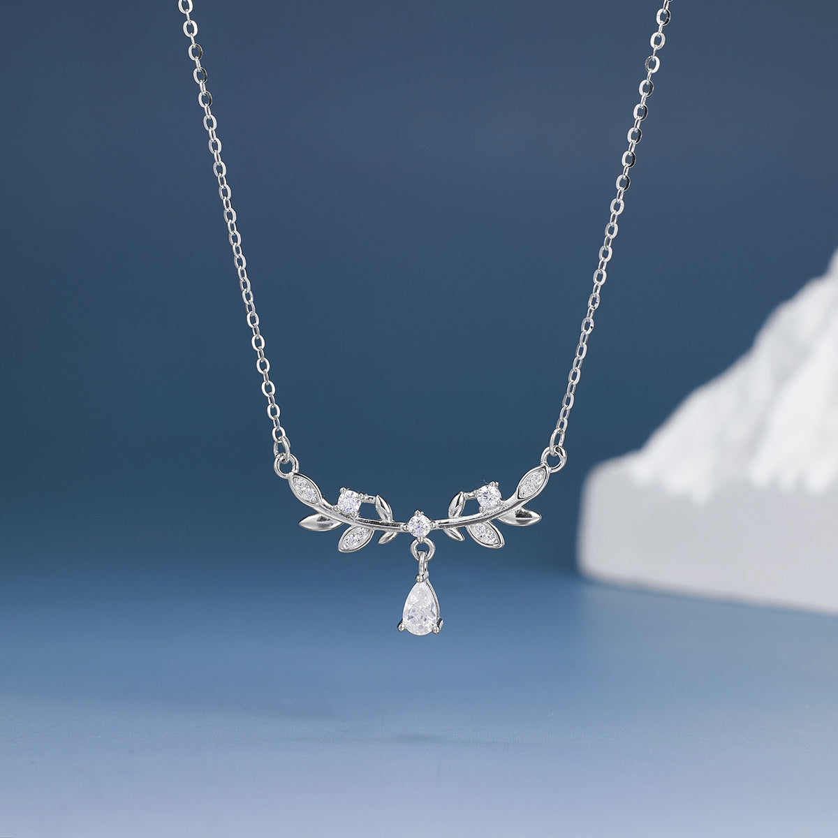 Damen Halskette mit filigranem Blattdesign und funkelnden Zirkonia Shop Nory