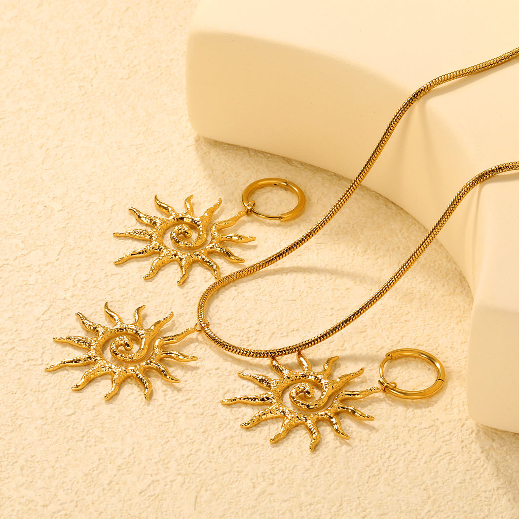 Damen Schmuckset mit goldfarbigem Sonnenanhänger und eleganter Kette Shop Nory