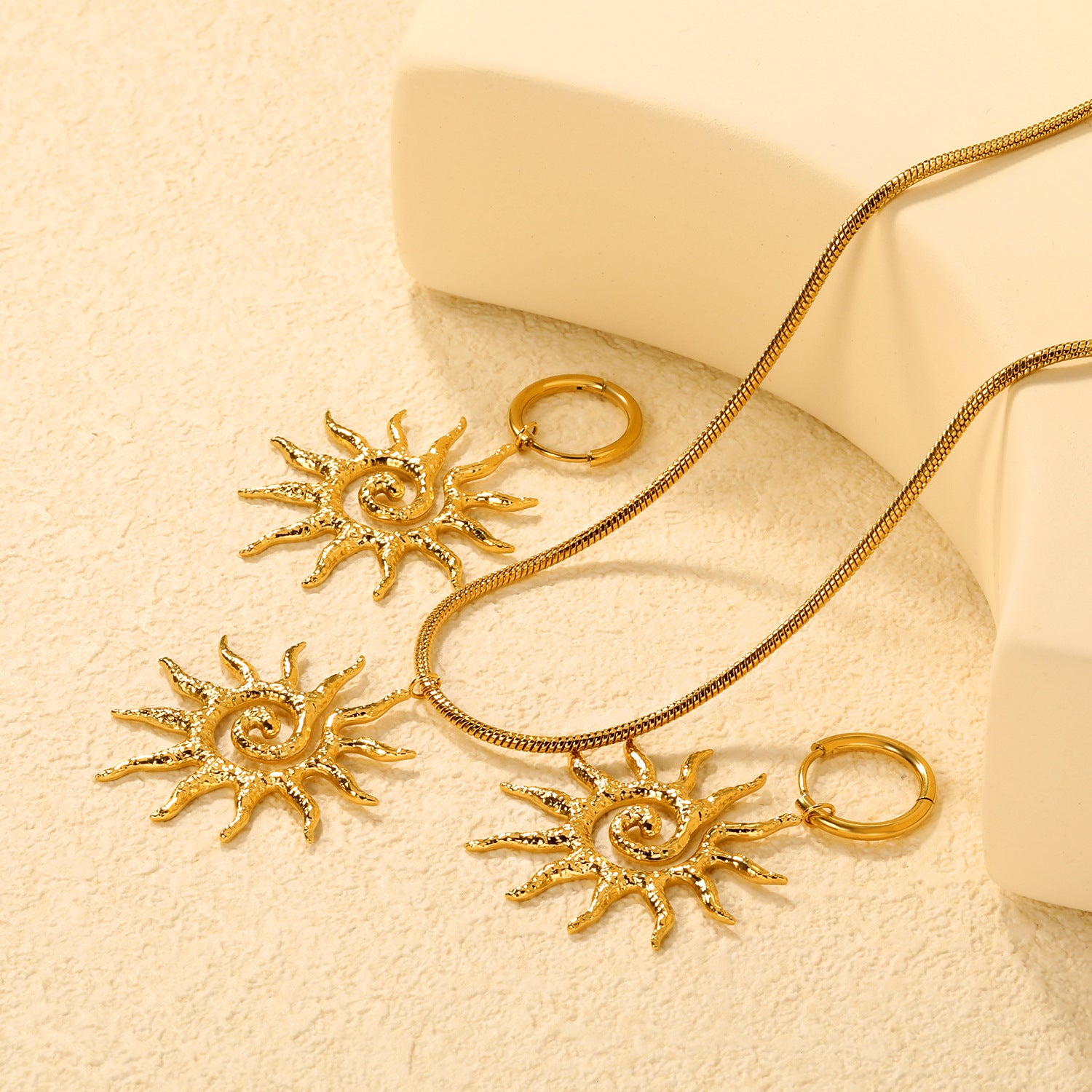 Damen Schmuckset mit goldfarbigem Sonnenanhänger und eleganter Kette Shop Nory