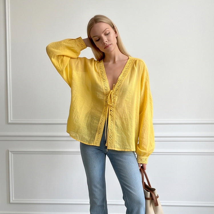 Damen Leichte V-Ausschnitt-Spitzenbluse mit Bindeband, Perlendetail & Volumenärmeln Shop Nory
