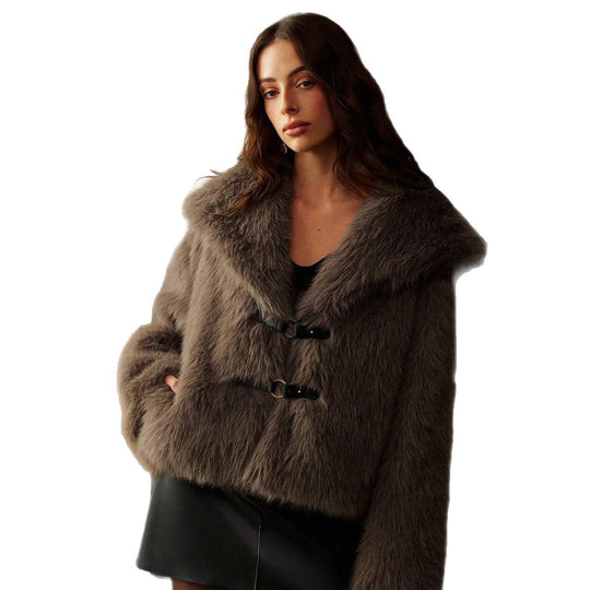 Damen Kurzjacke aus luxuriösem Kunstpelz mit Schalkragen und dekorativen Schnallenverschlüssen Shop Nory