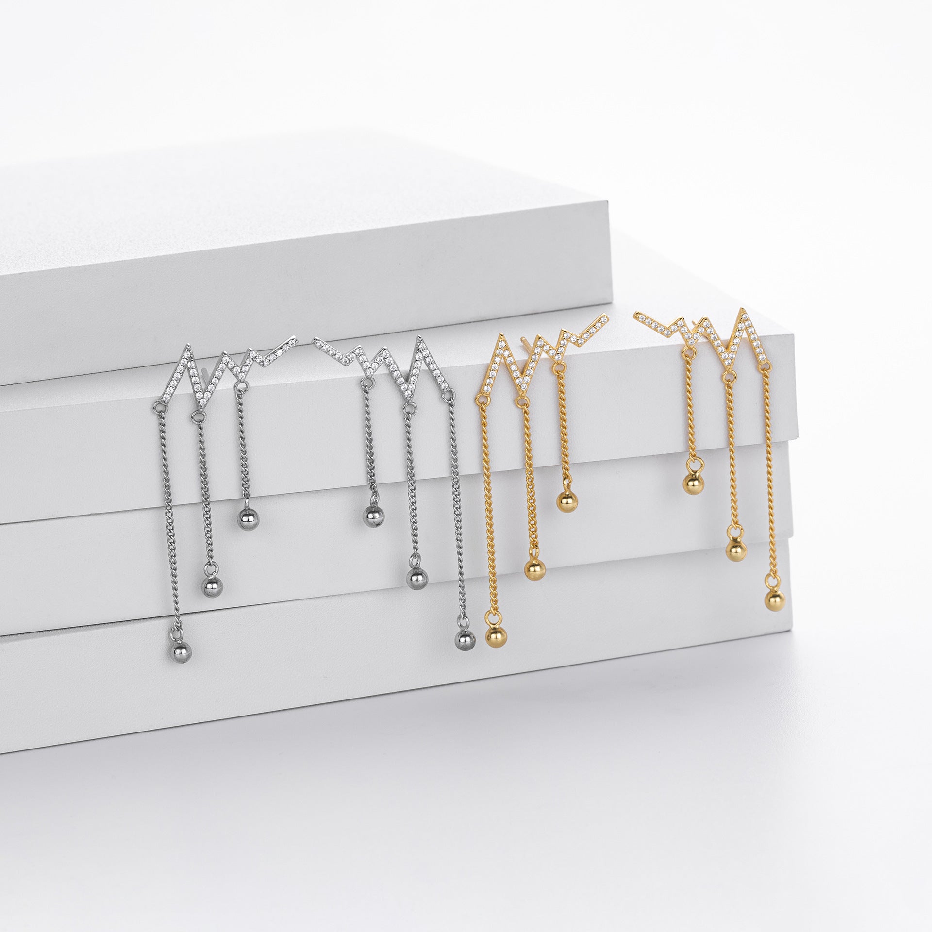 Damen Ohrhänger im modernen Zickzackdesign aus 925er Sterlingsilber mit funkelnden Zirkonen Shop Nory