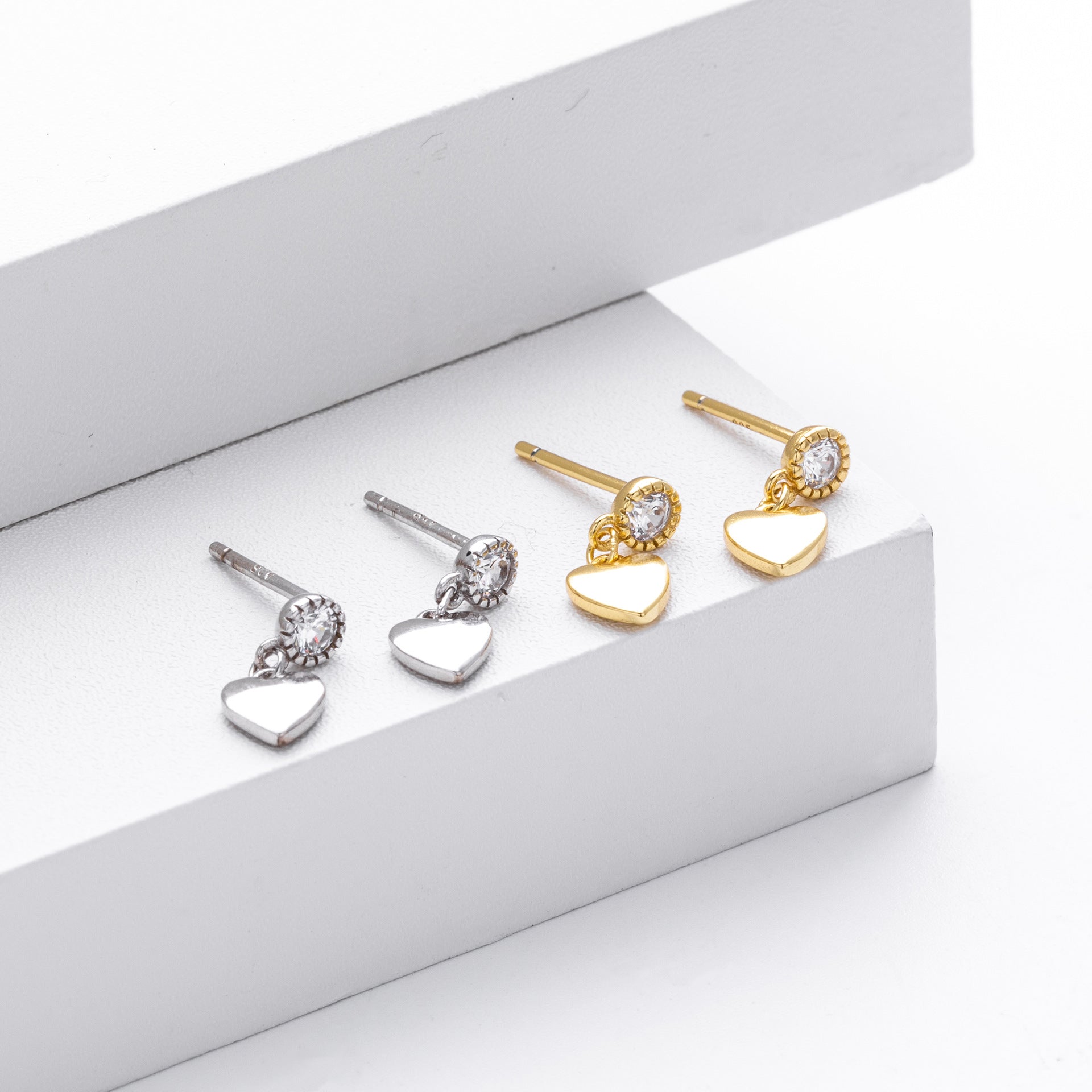 Damen Ohrhänger mit Herzanhängern und funkelndem Zirkon Shop Nory