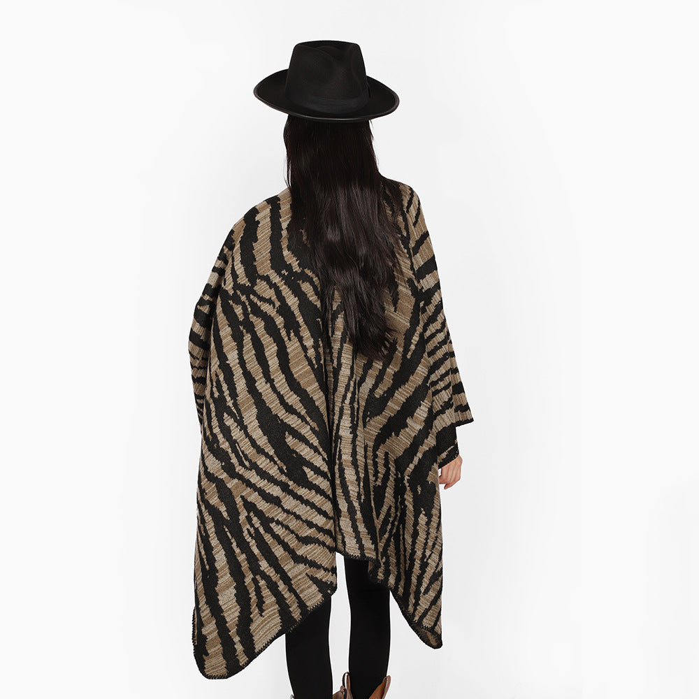 Damen Rechteckiger Ruana‑Überwurf mit ausgefallenem Animal‑Jacquard und offener Drapierung Shop Nory