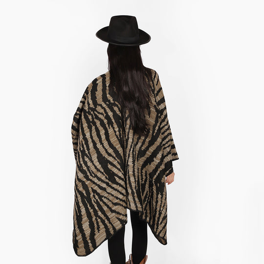 Damen Rechteckiger Ruana‑Überwurf mit ausgefallenem Animal‑Jacquard und offener Drapierung Shop Nory