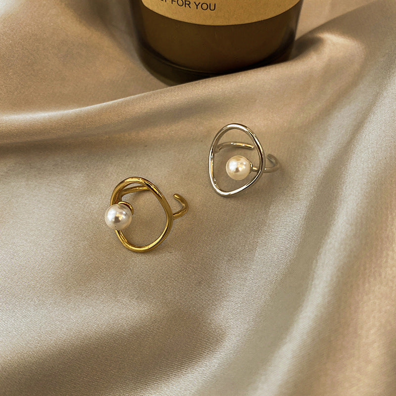 Damen Ring mit stilvollem Perlendesign und geschwungenem Rahmen Shop Nory