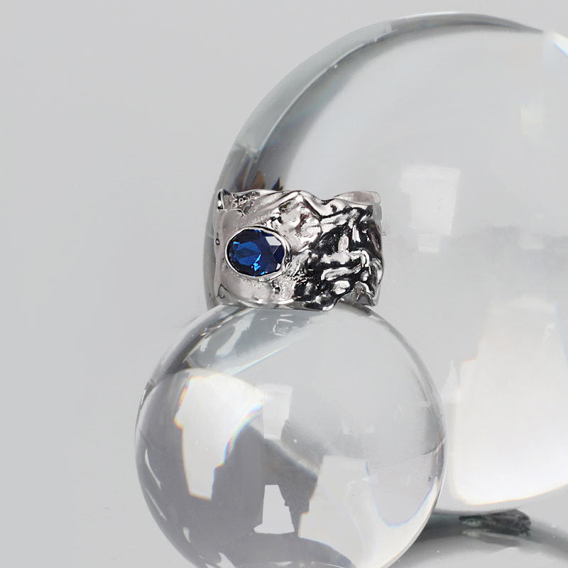 Damenring mit strukturellem Design und blauen Zirkonsteinen Shop Nory