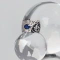 Damenring mit strukturellem Design und blauen Zirkonsteinen Shop Nory
