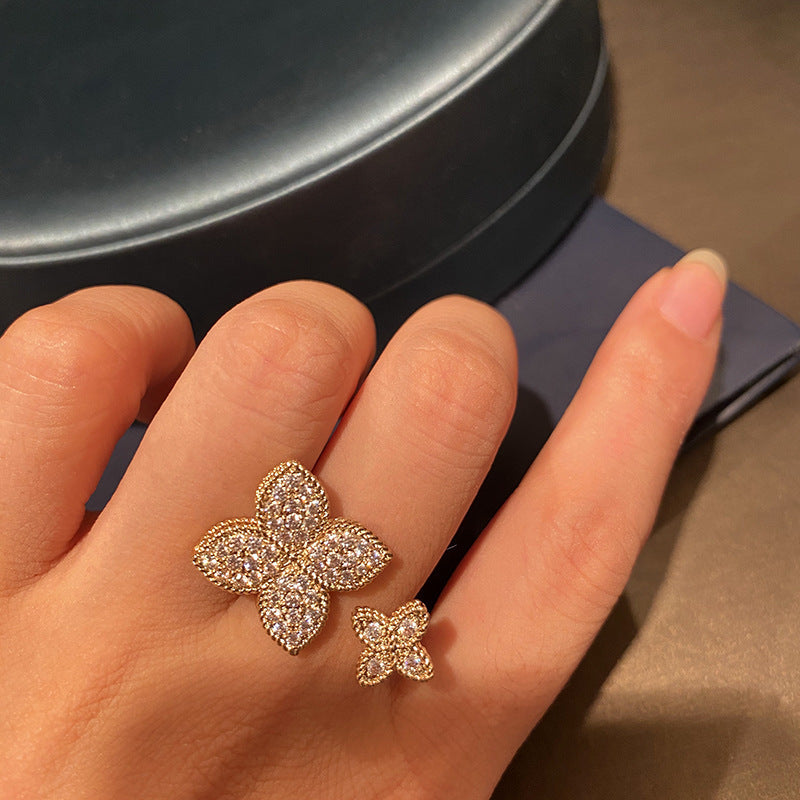 Damenring mit floralem Design und funkelnden Zirkonia-Steinen Shop Nory