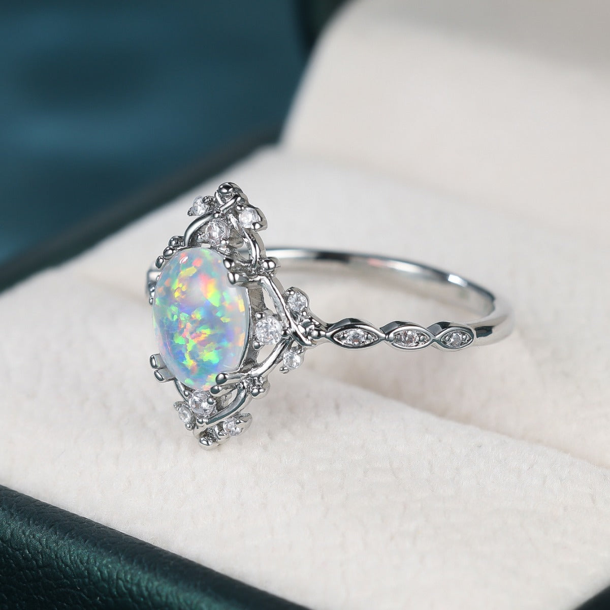 Damen Ring mit opalisierendem Opal und funkelnden Zirkonia-Details Shop Nory