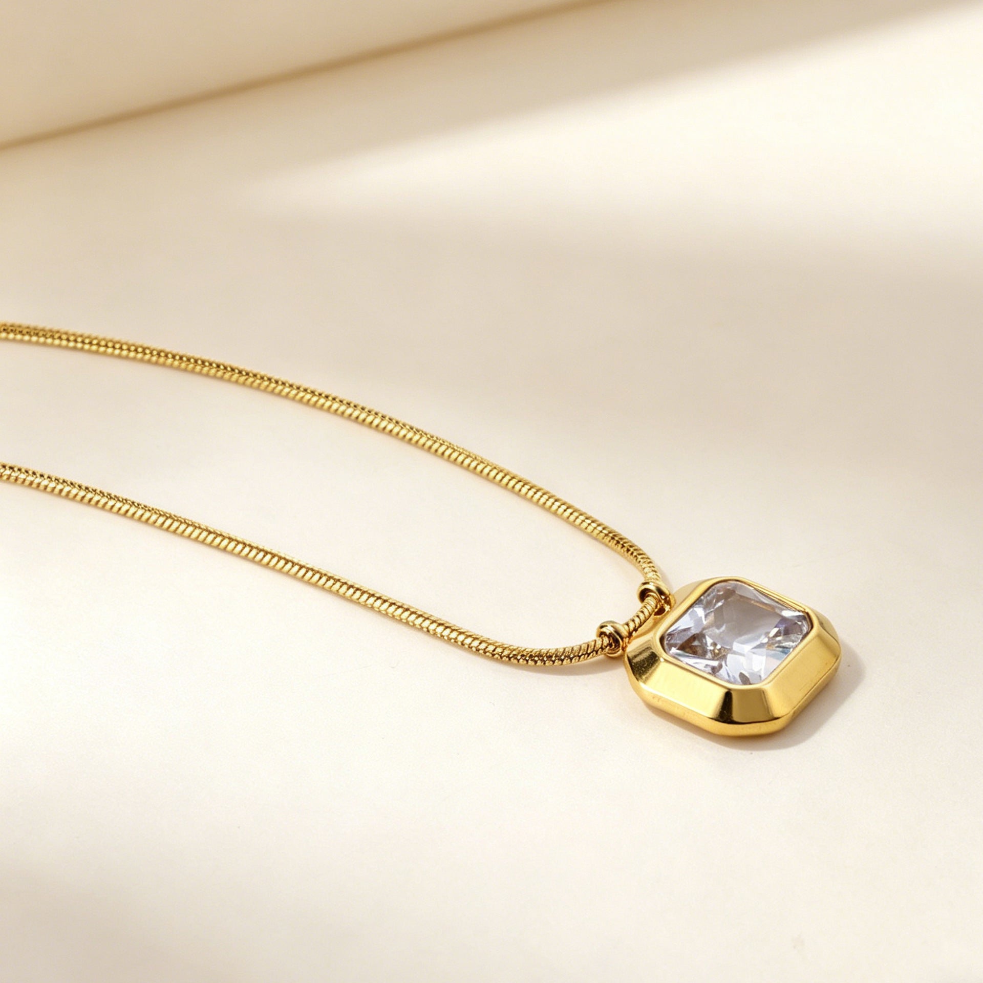 Damen Halskette mit funkelndem rechteckigem Anhänger aus goldplattiertem Edelstahl Shop Nory
