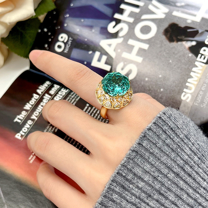 Luxus Cocktail Statement Ring mit übergroßem, facettiertem Mittelstein und tropfenförmigem Pavé-Kristall-Halo