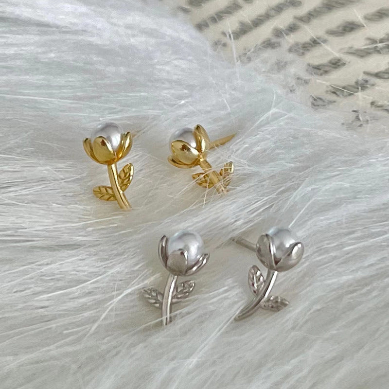 Damen Ohrstecker in Form einer stilisierten Blume mit Perlenakzent Shop Nory