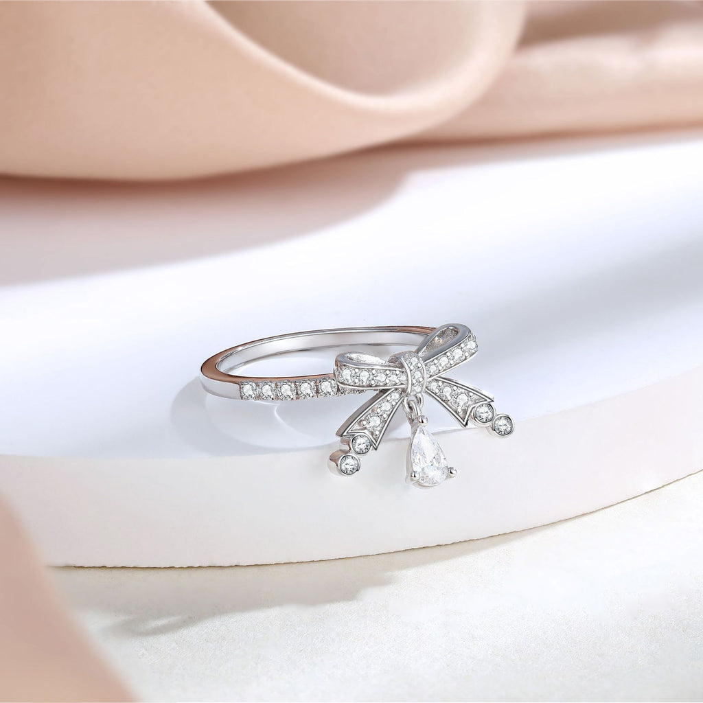 Damenring mit elegantem Schleifenmotiv und funkelnden Zirkonia-Steinen Shop Nory