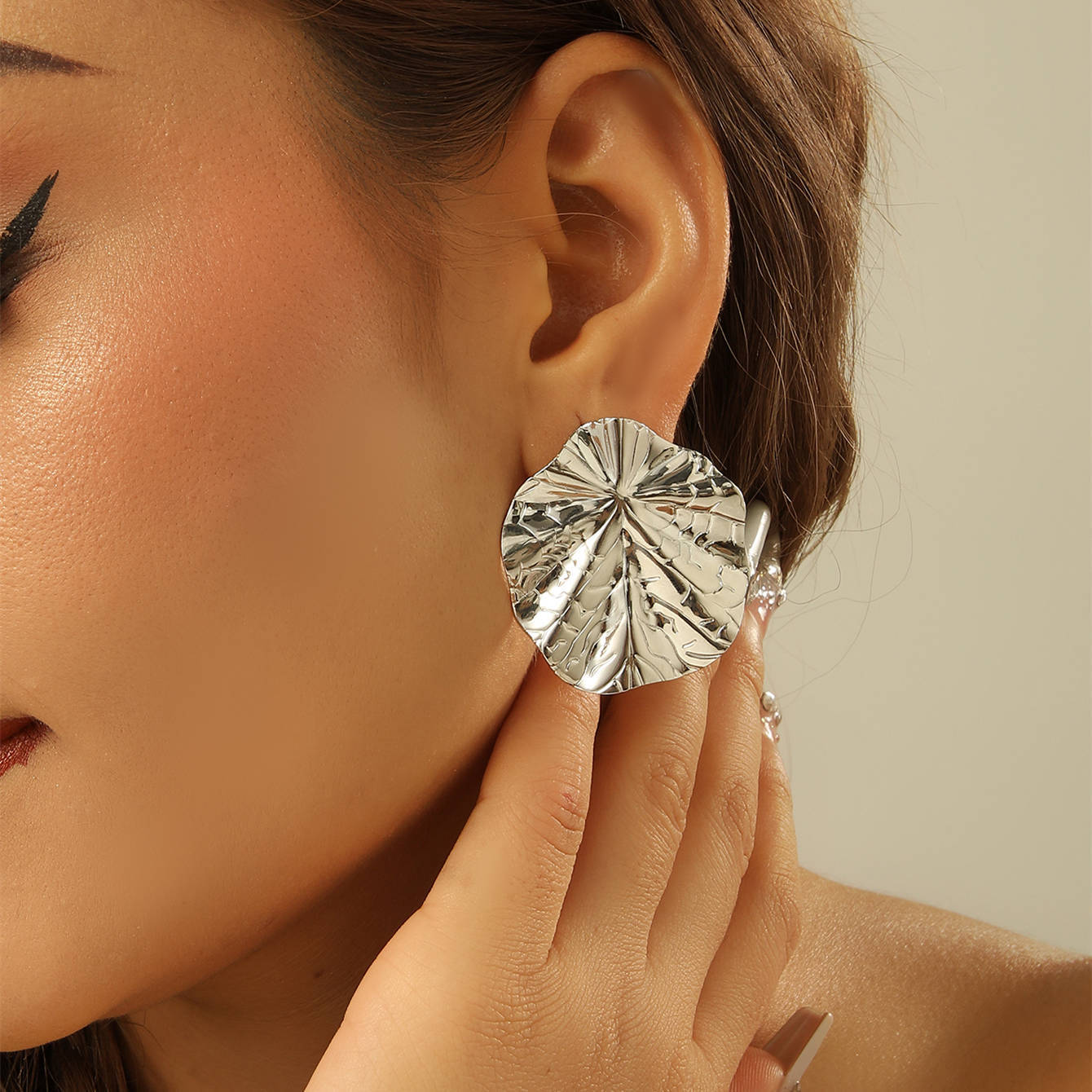Damen Designer Ohrringe im eleganten Blattform Shop Nory