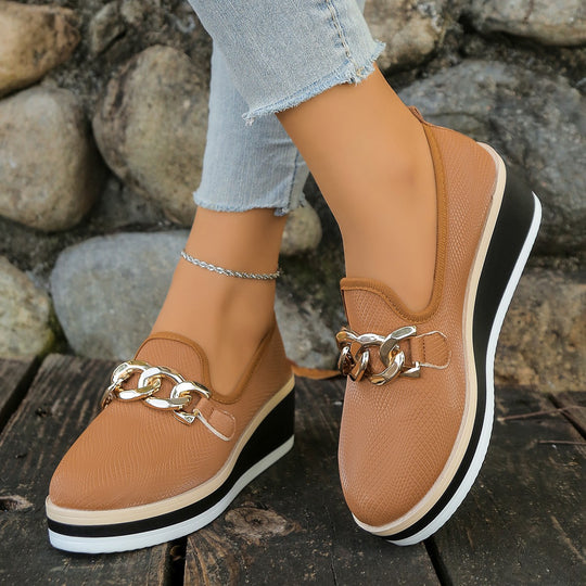 Damen slip-on Plateau-Loafer mit dekorativer Metallkette, strukturiertem Kunstleder und gepolstertem Komfortfußbett Shop Nory