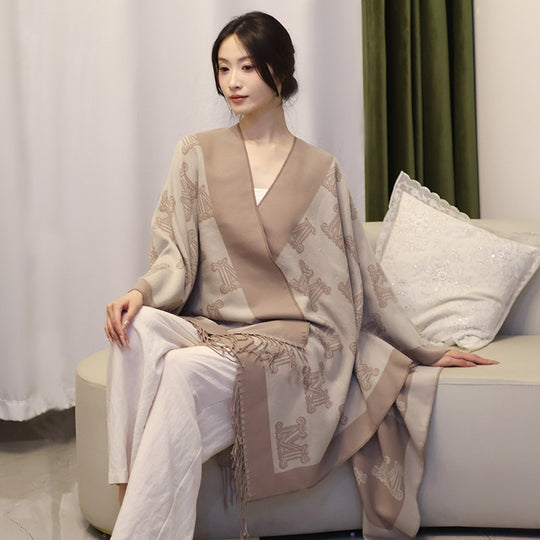 Damen Grobgewebter Poncho im Kimono-Schnitt mit Monogramm-Jacquard und Fransensaum Shop Nory