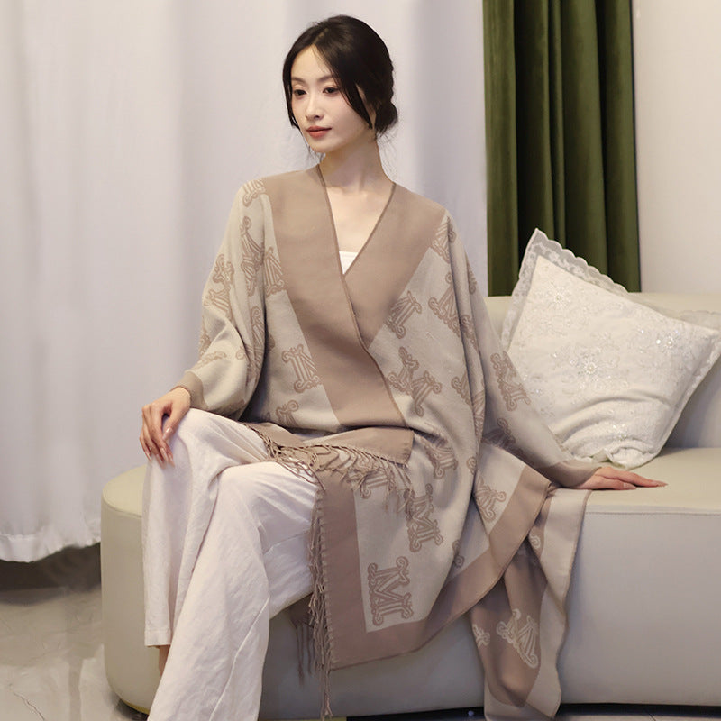 Damen Jacquard‑Monogramm‑Cape mit offenen Seiten und Fransen Shop Nory