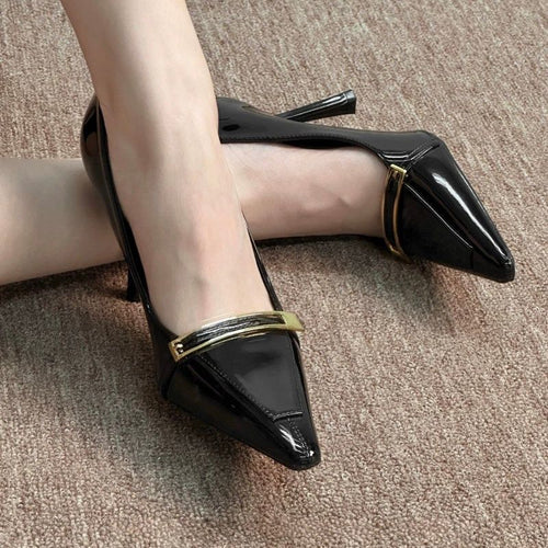Damen spitz zulaufende Lack‑Pumps mit zierlichem Metallriemen und schlankem Stilettoabsatz Shop Nory