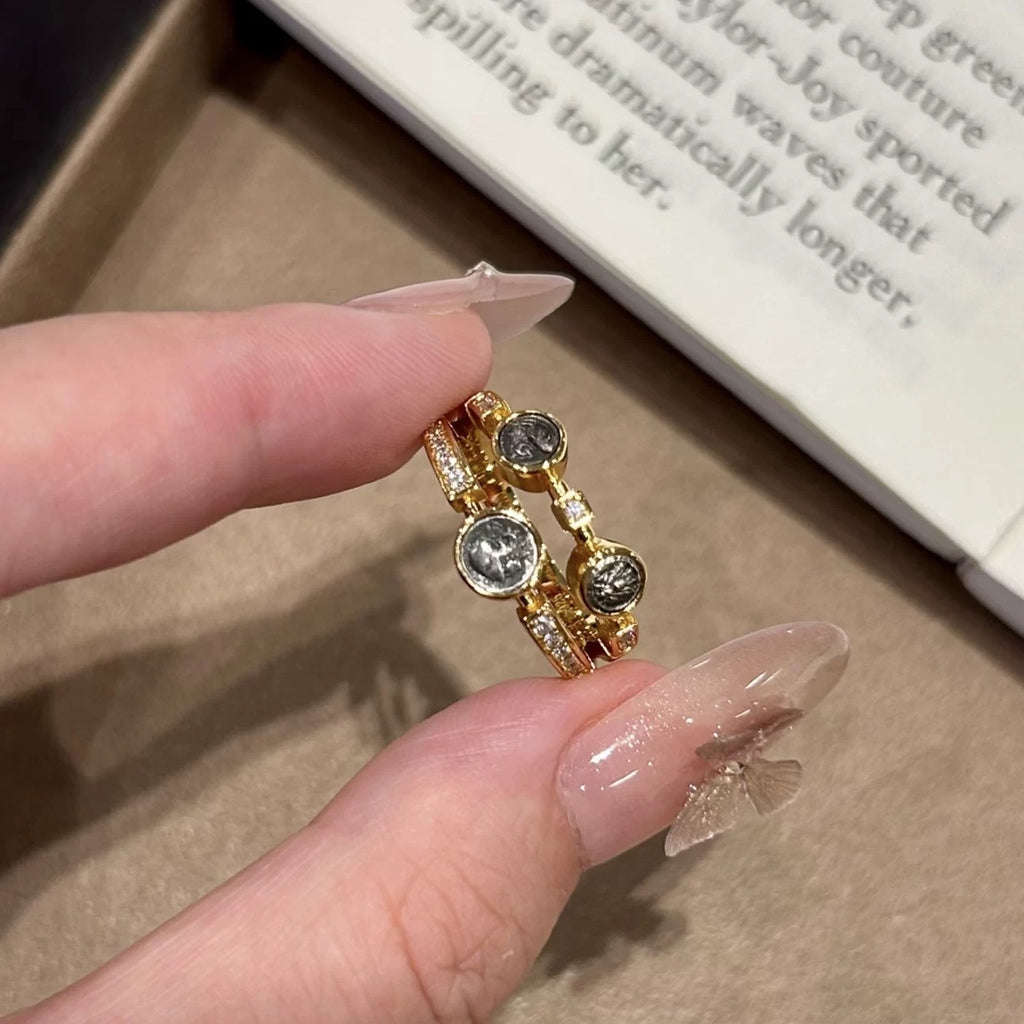Damen Ring mit einzigartigem geprägtem Design und funkelnden Ziersteinen Shop Nory