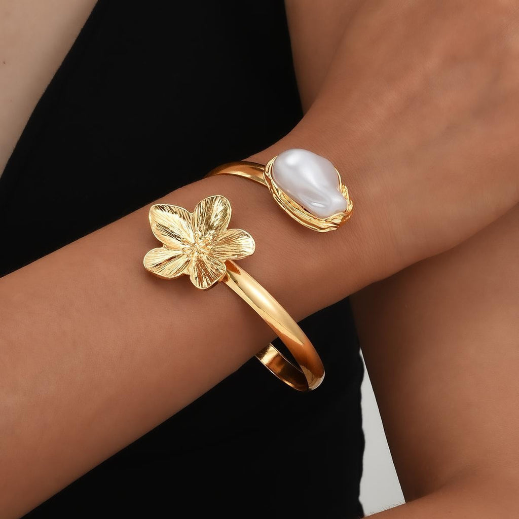 Damenarmreif mit geschwungenem Design und glänzender Oberfläche Shop Nory