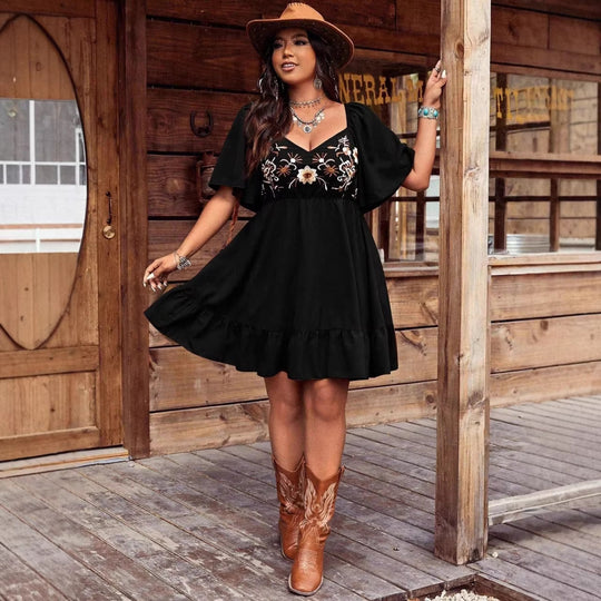 Damen Besticktes Sommerkleid mit V-Ausschnitt, Volantstufen und Flatterärmeln Shop Nory
