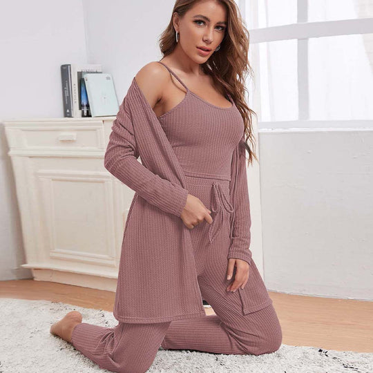 Damen dreiteiliges Lounge-Set aus Waffelstrick mit Longcardigan Spaghettiträger-Top und Highwaist-Jogginghose Shop Nory