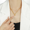 Damen elegante Halskette mit hochwertigem Doppelglieder-Design und zierlichem Kugelanhänger Shop Nory