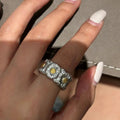 Damenring mit floralen Motiven und kunstvoller Metallbearbeitung Shop Nory