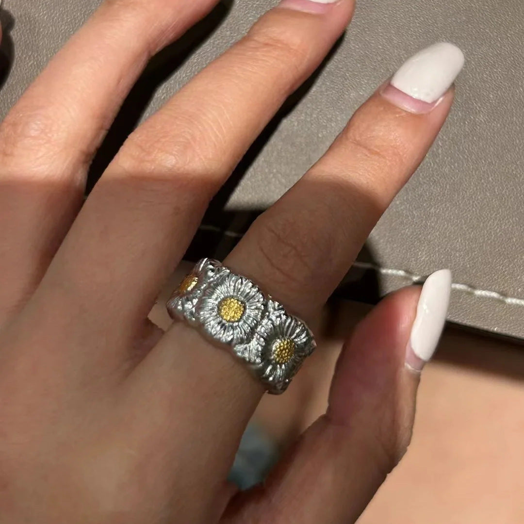 Damenring mit floralen Motiven und kunstvoller Metallbearbeitung Shop Nory