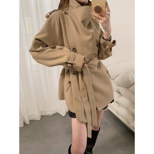 Damen Kurztrench im Boxy-Cut mit hohem Stehkragen und verstellbarem Taillengürtel Shop Nory