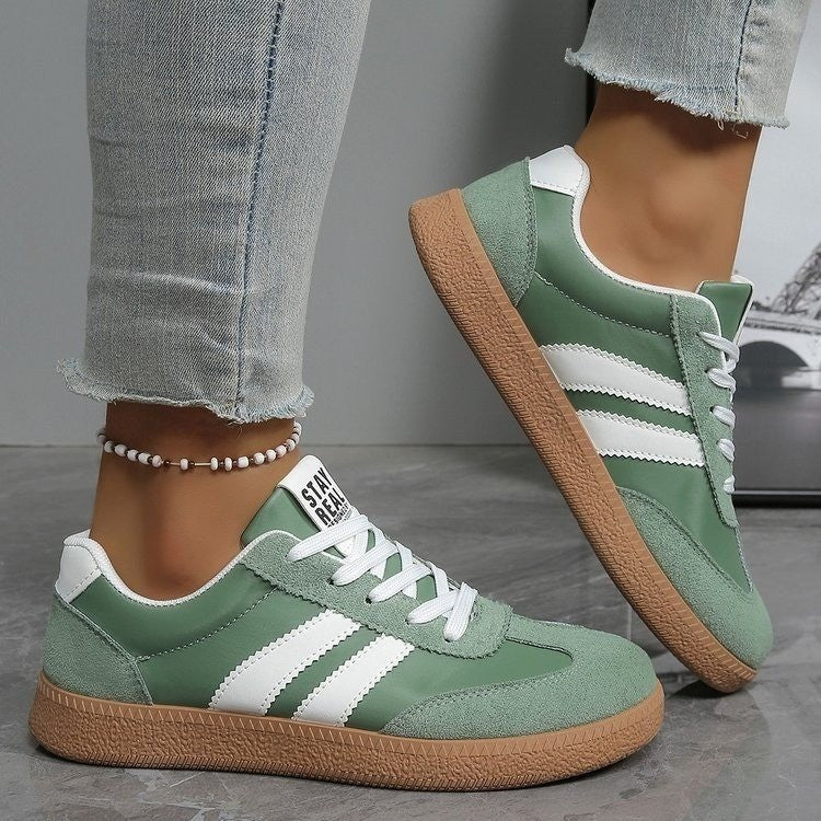 Damen Retro Sneaker mit Gummisohle, Velours‑Details und markanten Seitenstreifen Shop Nory