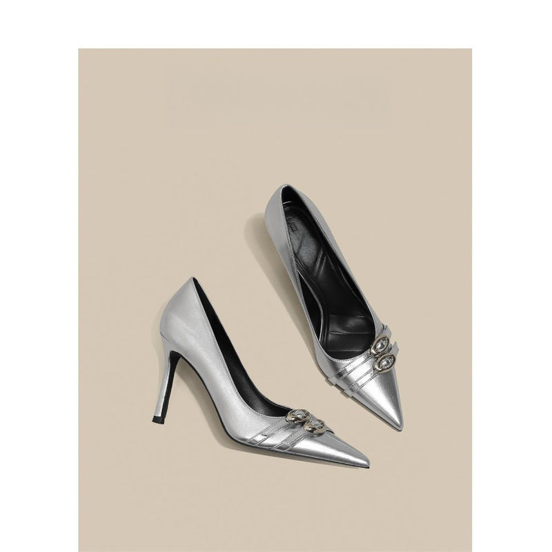 Damen Spitz zulaufende Lackpumps mit schmalem Stiletto und dekorativer Glanz‑Schnalle Shop Nory
