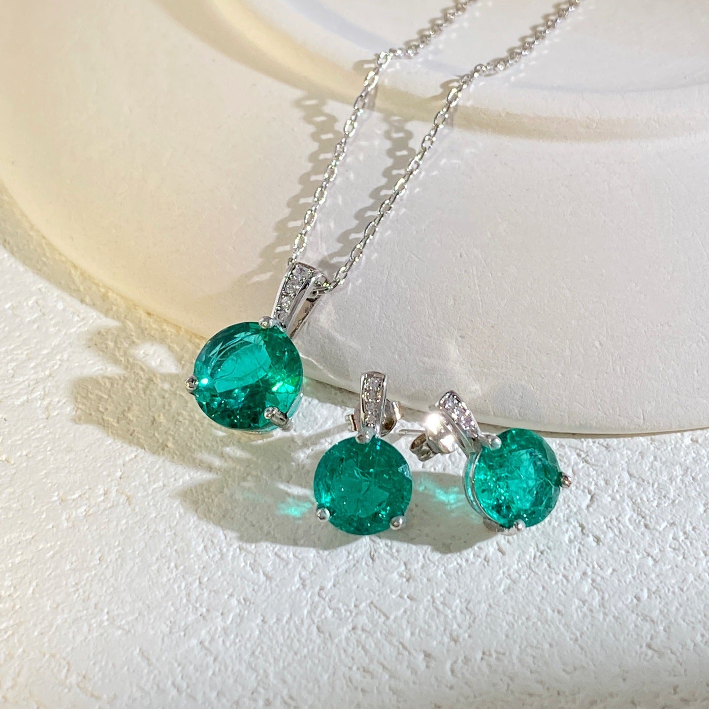 Rund facettiertes Zirkonia-Pendeln Necklace und Ohrstecker-Set mit vergoldeter Krappenfassung und Pavé-Bail